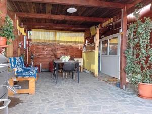 an outdoor patio with a table and chairs at Casa Daria in Râmnicu Vâlcea