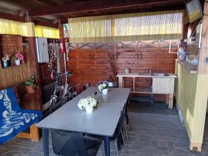 una cocina con 2 mesas y un fregadero en Casa Daria en Râmnicu Vâlcea