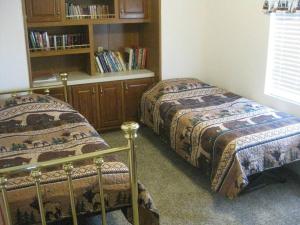 Postel nebo postele na pokoji v ubytování Oak Hills Retreat -Whole house sleeps up to 8!