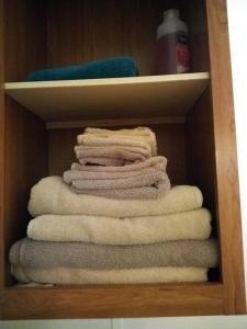 un montón de toallas en un toallero en Oak Hills Retreat -Whole house sleeps up to 8! en Hoffman Point