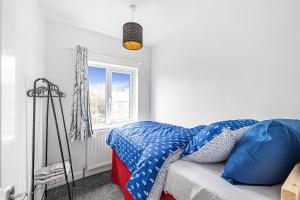 a bedroom with a bed and a window at 3-Bed, Sleeps 6, Near M1/M62 in Morley