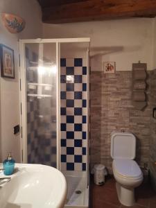 扎費拉納埃特內亞的住宿－Etna Rose，浴室配有卫生间、淋浴和盥洗盆。