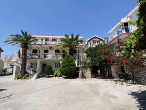 Το κτήριο όπου στεγάζεται  το διαμέρισμα