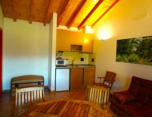 sala de estar con sofá y cocina en HERDADE VALE DE GAIOS by Stay in Alentejo en São Luis