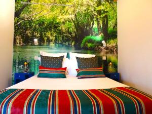 1 dormitorio con 1 cama y vistas al río en HERDADE VALE DE GAIOS by Stay in Alentejo en São Luis