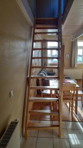 - un escalier en bois dans une chambre avec une table dans l'établissement Villa Seegatt Wohnung 008, à Norderney