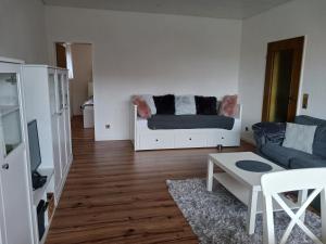 ein Wohnzimmer mit einem Sofa und einem Tisch in der Unterkunft HARZ-LIEBE Lautenthal in Langelsheim