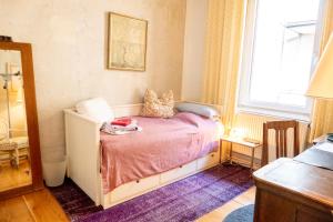 Postel nebo postele na pokoji v ubytování Zimmer in Künstlerwohnung