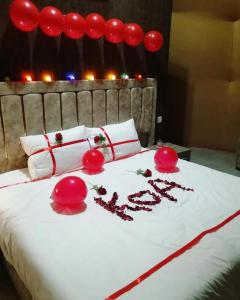 Una cama con adornos rojos encima. en Wejdan Rum Luxury Camp, en Wadi Rum