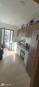 una cucina con frigorifero e piano di lavoro di Victoria Mohammed V-Apartment a Bouskoura