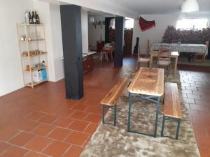 a room with a table and chairs and a kitchen at Morada do Ultramar in Viana do Castelo