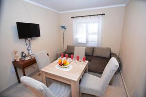 Μια τηλεόραση ή/και κέντρο ψυχαγωγίας στο Apartments Radonjic