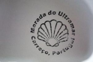 eine Kaffeetasse mit einer Schale drauf in der Unterkunft Morada do Ultramar in Viana do Castelo