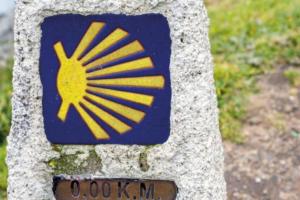 eine Steinsäule mit einem gelben Symbol darauf in der Unterkunft Morada do Ultramar in Viana do Castelo
