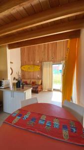 un salon avec une table rouge et une cuisine dans l'établissement AMARRA Camet Norte, à Santa Clara del Mar