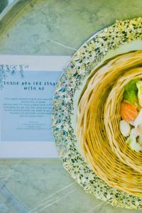 un plato de espaguetis y verduras en una mesa en Lazzlla beachside studio apartments en Hulhumale