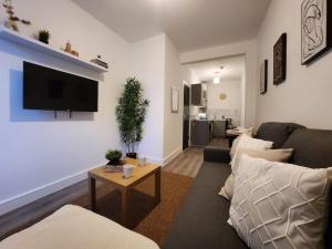 カーディフにあるSuperValue Suite 2 - Fast WiFi, Hotel Linen, Keyless Entry, City only 10 Mins - BY PROPERTY PROMISEのソファとテレビのあるリビングルーム