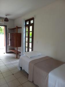 クムルサティバにあるpousada mandalaのベッドルーム1室(ベッド1台、大きな窓付)