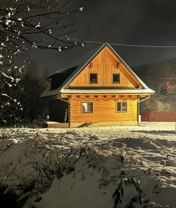 uma cabana na neve com um céu escuro em Roubenka Sobotín em Sobotín
