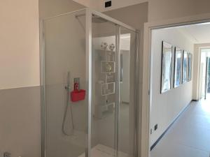 una doccia con una porta in vetro in un bagno di VILLA BOEL Bergamo a Ponteranica