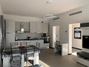 una cucina con tavolo e sedie in una stanza di VILLA BOEL Bergamo a Ponteranica