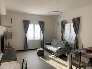 un soggiorno con un divano e un tavolo di VILLA BOEL Bergamo a Ponteranica