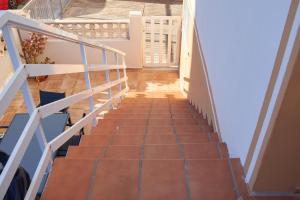 una escalera que conduce a la 2a planta de una casa en Rincón Marino Alto en Oliva