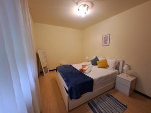 Apartment Sweet Home في بونتا ديلغادا: غرفة نوم مع سرير مع دمية دب عليها