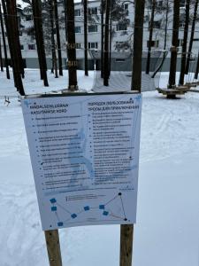 een bord in de sneeuw in een park bij Luxurious Specious appartment in Pyussi