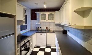 A cozinha ou cozinha compacta de Large Bright Apt with Balcony South Dublin City