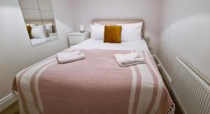 Cama ou camas em um quarto em Large Bright Apt with Balcony South Dublin City