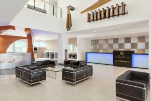 ein Wartezimmer mit Ledersesseln und Tischen in einem Krankenhaus in der Unterkunft Wyndham Costa del Sol Lima Airport in Lima