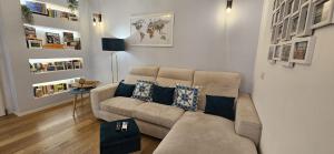 sala de estar con sofá y almohadas azules en Confortevole stanza privata in grazioso appartamento con giardino, en Cagliari