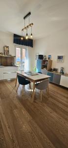 sala de estar con mesa y cocina en Confortevole stanza privata in grazioso appartamento con giardino, en Cagliari