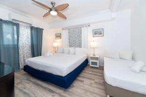 Кровать или кровати в номере Sofi Beach Apartments