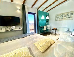 TV a/nebo společenská místnost v ubytování Avala Sunset Apartments