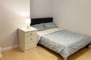 Voodi või voodid majutusasutuse 3 bed detached house near city centre Peterborough - Blossom House toas
