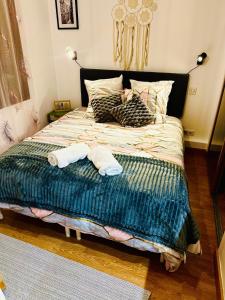 1 dormitorio con 1 cama grande y 2 toallas. en Appartement Élégant à Conflant en Conflans-Sainte-Honorine