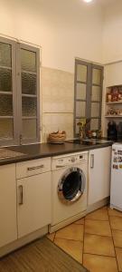 uma cozinha com uma máquina de lavar roupa em Cosy Studio climatisé Vieux Nice proche mer et toutes commodités em Nice