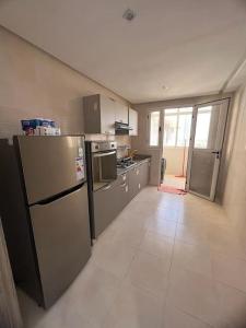 een keuken met roestvrijstalen apparatuur in een kamer bij Appart haut standing coralia 14 in Oujda