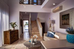 Posezení v ubytování Luxury Beachfront Villa with Private Pool, Yoga & Sea Adventures