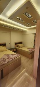 Discover Inn في الإسكندرية: سريرين في غرفة مع سريرين sidx sidx sidx