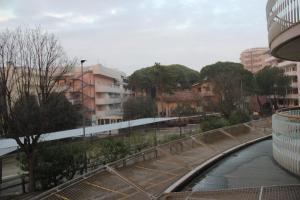 リニャーノ・サッビアドーロにある[La Torre] studio pool&parkingの建築物のある街路線