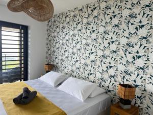 מיטה או מיטות בחדר ב-Pool house et vue spectaculaire