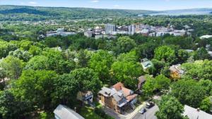 una vista aerea di una casa tra gli alberi di Walk to Hiking Trails Bars Shops and Close to Cornell a Ithaca