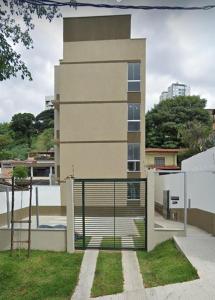 a building with a gate in front of it at Aconchego e conforto - Studio próximo a UFMG, Mineirão, Pampulha, Centro in Belo Horizonte