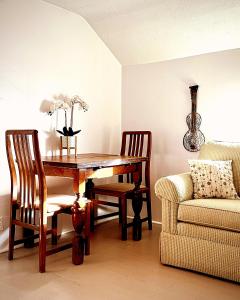 - une salle à manger avec une table, des chaises et un canapé dans l'établissement The Carriage House, à Raton