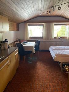 Zimmer mit einer Küche und einem Tisch mit Stühlen in der Unterkunft Ferienwohnungen Vierthaler in Filzmoos