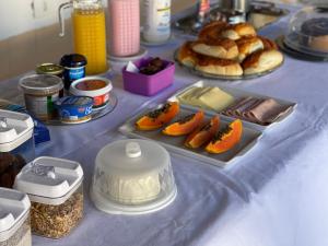 uma mesa coberta com pratos de comida e pastelaria em Pousada Praiamar em São Sebastião