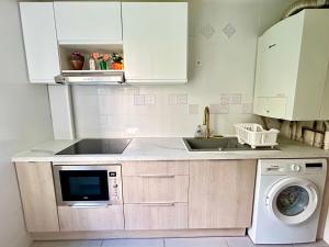 uma cozinha com um lavatório e uma máquina de lavar roupa em Room for women - Room C em Vitry-sur-Seine